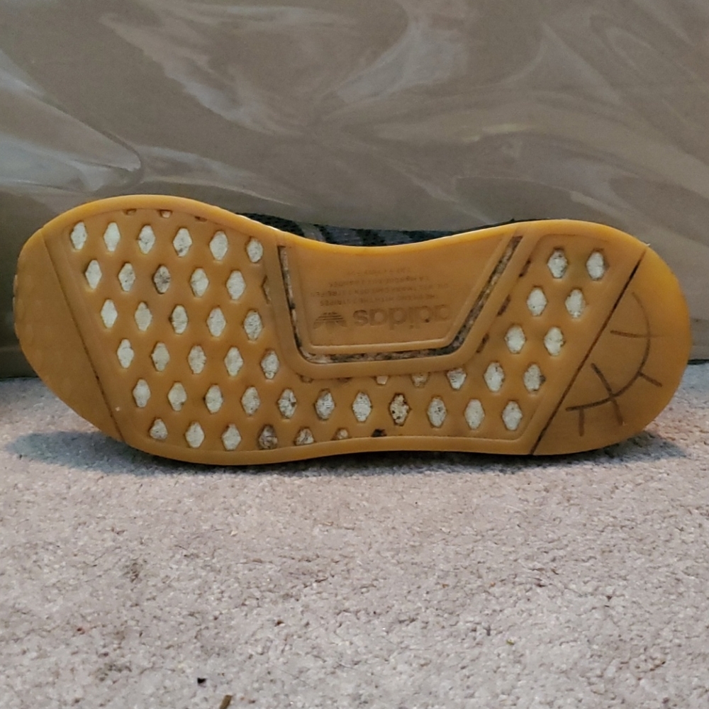 NMD R1 BLACK GUM - Picture 9 of 10